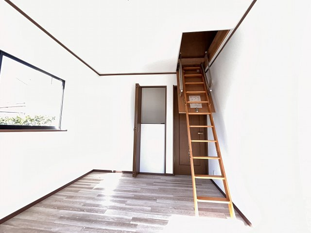 ２階６帖の洋室です。屋根裏に収納があります。