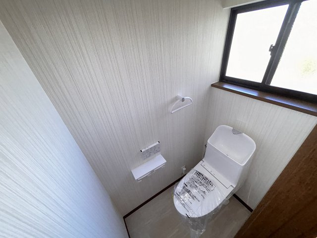 ２階トイレです。
温水洗浄便座を新たに設置しました。