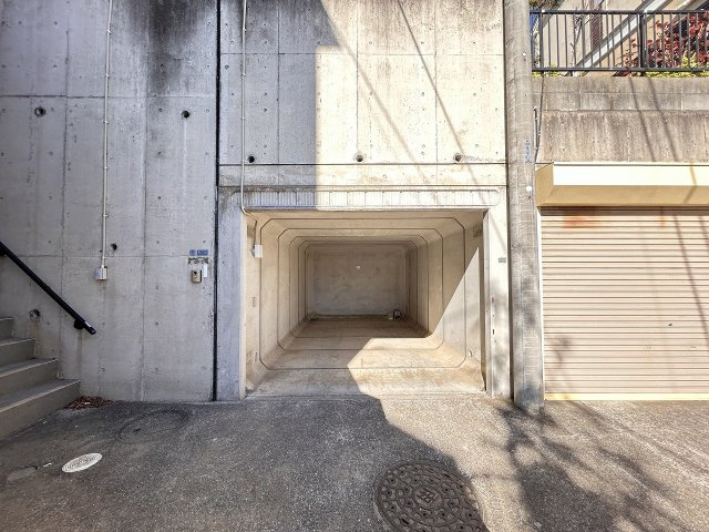 ボックスカルバートタイプの駐車場になります。駐車場内に照明があります。