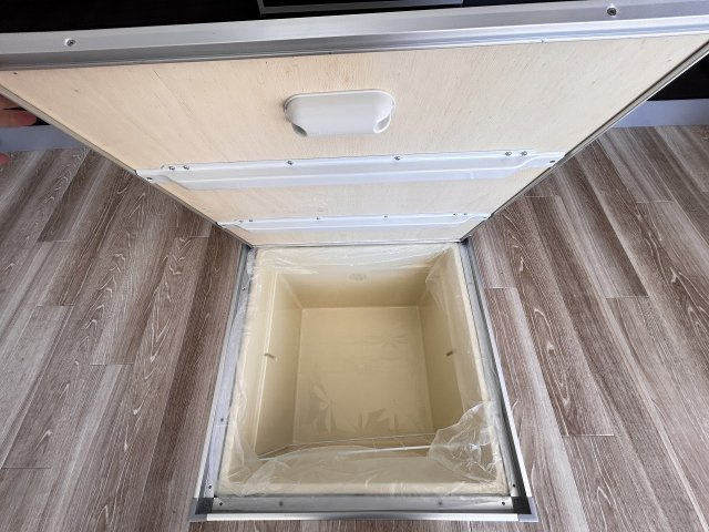 キッチン床下収納交換ずみです。