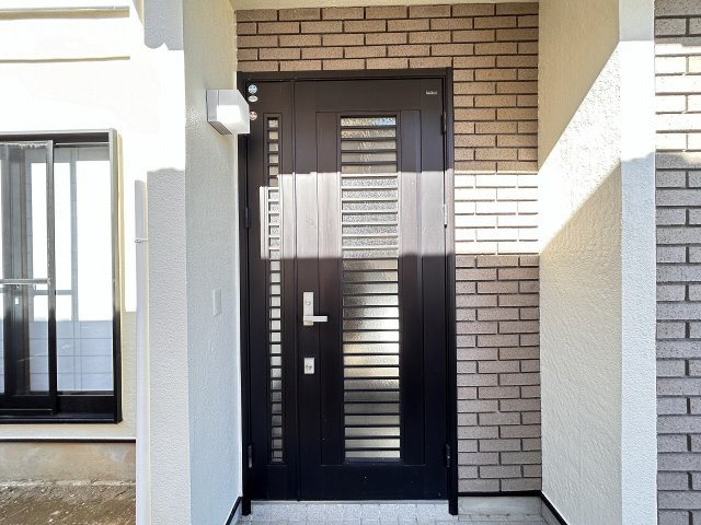 玄関ポーチ灯交換済みです。
ダブルロックキーの鍵も交換済みです。
