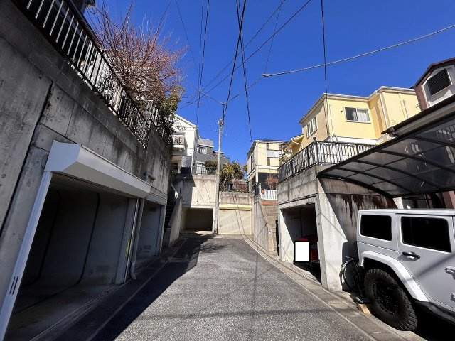 幅員５メートルの全面道路になります。