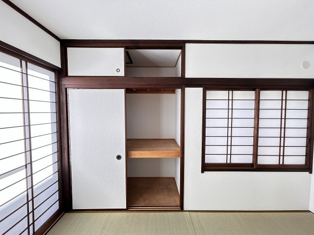１階、南向き５帖の和室です。畳表替え、襖・障子張り替え済みです。