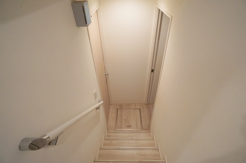 恵比寿３　戸建の内装|B1納戸への階段
