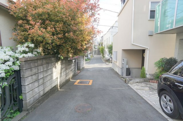 恵比寿３　戸建の前面道路含む現地写真|東側　私道　幅員約3.3m　接道約6.4m