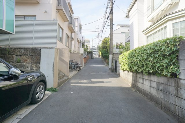 恵比寿３　戸建の前面道路含む現地写真|東側　私道　幅員約3.3m　接道約6.4m