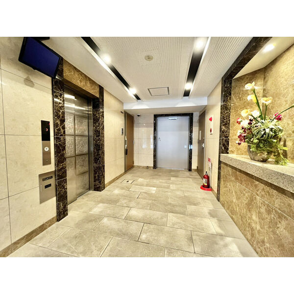 RAFFLE CHIHAYAのロビー