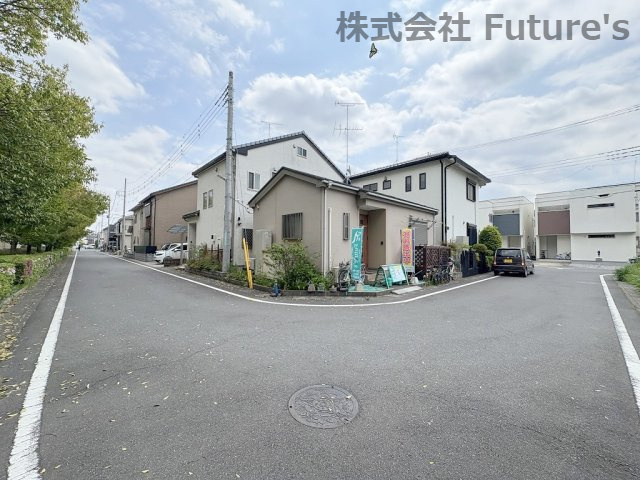 三郷市中央4丁目　建築条件無し売地の前面道路含む現地写真|前面道路含む現地写真です。