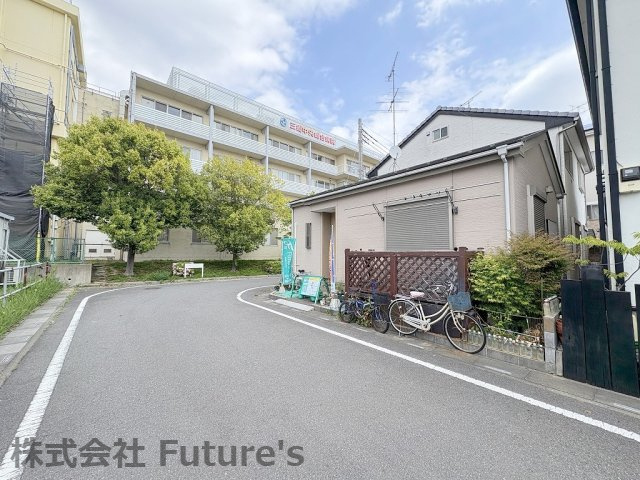 三郷市中央4丁目　建築条件無し売地の前面道路含む現地写真|前面道路含む現地写真です。