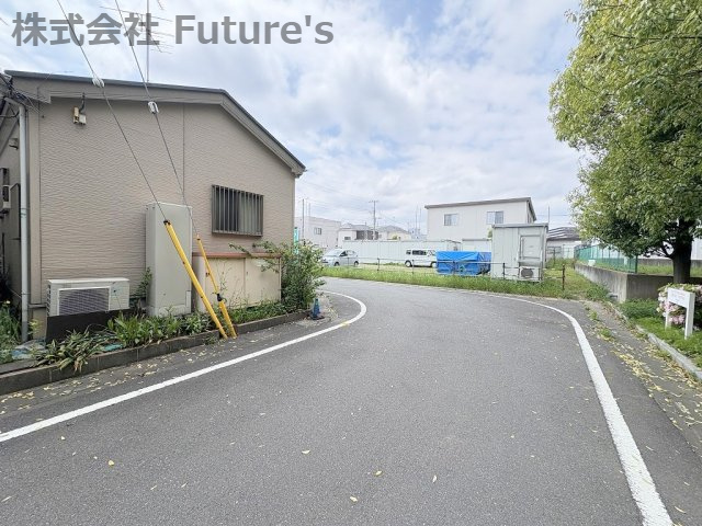 三郷市中央4丁目　建築条件無し売地の前面道路含む現地写真|前面道路含む現地写真です。