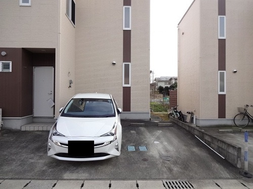 合志市幾久富のアパートの駐車場
