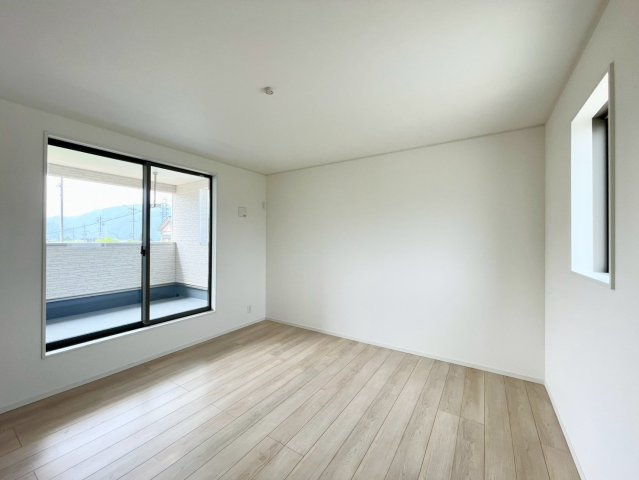 坂城町中之条第１の洋室|日当たり風通しともに良好！明るく朝を迎えられるつくりになっています♪