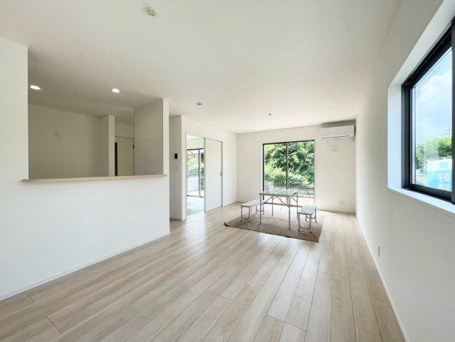 坂城町中之条第１の居間・リビング|大きな窓で日当たり良好♪広いリビングはご家族でゆっくりくつろぎたい方にオススメです！