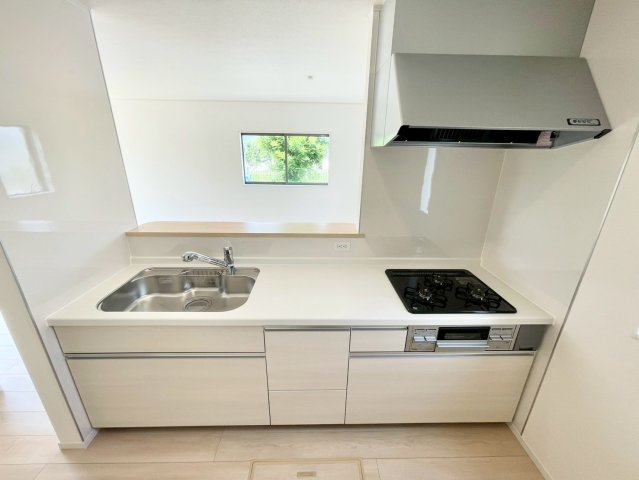 坂城町中之条第１のキッチン|対面式のキッチンが特徴のLDK！リビングの様子を見ながら料理ができお子様のいるご家庭でも安心です♪