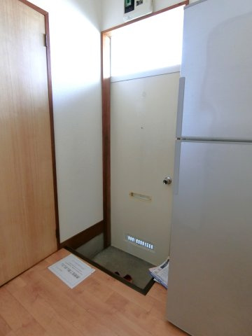 ひまわり荘の玄関