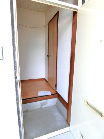 ひまわり荘の玄関