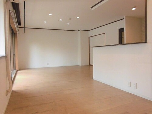 ジオ緑地公園６番館の居間・リビング|リビングダイニング(東側から望む)