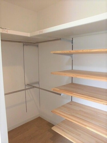 ジオ緑地公園６番館の収納|ウォークインクロゼット(洋室約8.3畳)