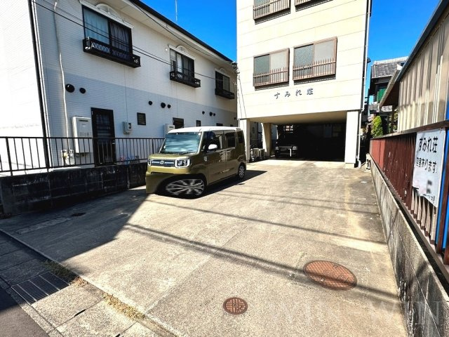 すみれ荘の駐車場