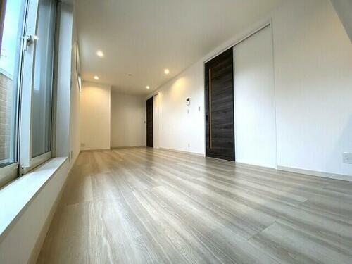 堀溝１丁目　未入居一戸建ての居間・リビング|LDK15.75帖　陽当たり良好
■物件内覧・資金計画相談・住宅ローン相談、リフォーム相談、お問合せ受付中■
※当日・翌日のご内覧、ご相談はお電話でのお問合せがスムーズです！