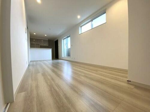 堀溝１丁目　未入居一戸建ての居間・リビング|LDK15.75帖　２階リビング
■物件内覧・資金計画相談・住宅ローン相談、リフォーム相談、お問合せ受付中■
※当日・翌日のご内覧、ご相談はお電話でのお問合せがスムーズです！