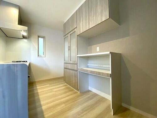 堀溝１丁目　未入居一戸建ての内装|キッチン　カップボード付き
■物件内覧・資金計画相談・住宅ローン相談、リフォーム相談、お問合せ受付中■
※当日・翌日のご内覧、ご相談はお電話でのお問合せがスムーズです！
