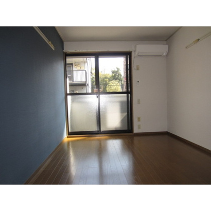 こちらの居間で趣味の時間をお楽しみください 