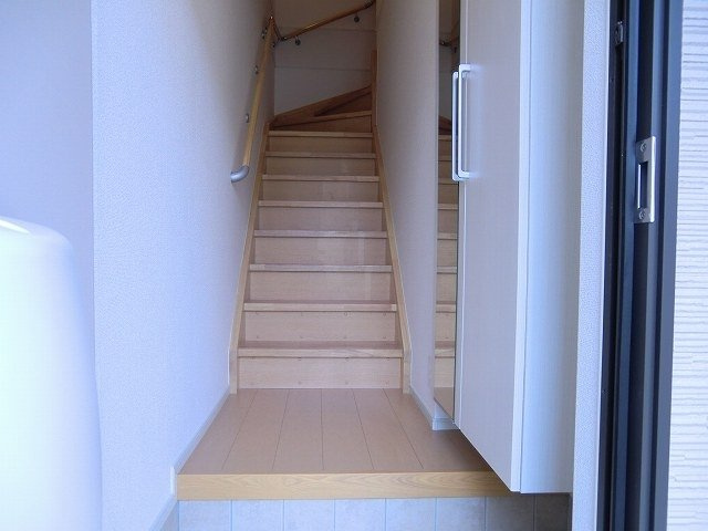 ネオ・エスト　オーブＡの玄関