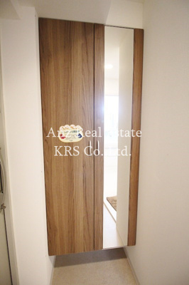 【設備】 | ハーヴェスト京町堀 | シューズボックスの扉には嬉しい姿見があります！