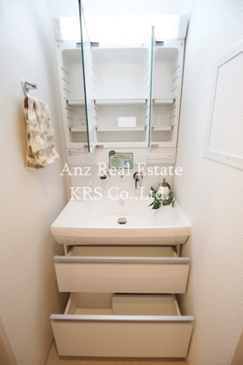 【洗面所】 | ハーヴェスト京町堀 | 三面鏡と照明が付いた洗面化粧台です♪