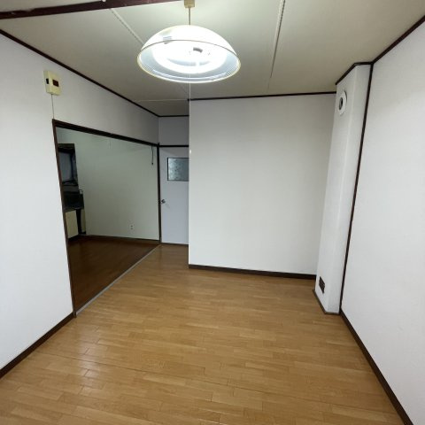室蘭市みゆき町1丁目18-6APの居間・リビング