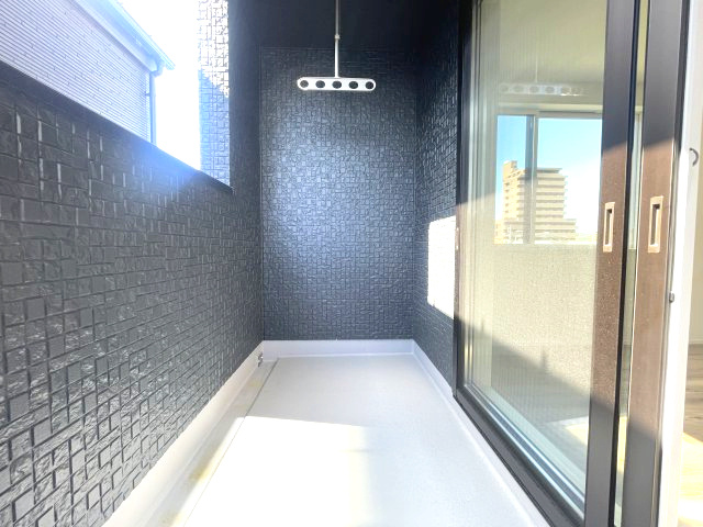 佐伯区三筋二丁目　№35481のバルコニー|広いので洗濯物も
快適に干せます。