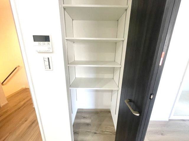 佐伯区三筋二丁目　№35481の収納|2階階段横収納