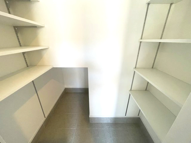 佐伯区三筋二丁目　№35481の収納|シューズインクローク
趣味の道具や、
ベビーカーなども収納できます。