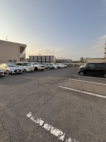 日光ハイツ香里第五の駐車場