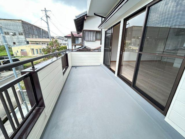 瀬戸２丁目　中古戸建　（リフォーム済）のバルコニー