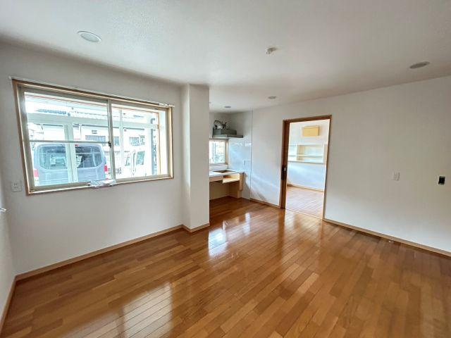 瀬戸２丁目　中古戸建　（リフォーム済）の居間・リビング|1Ｆ　10.6帖