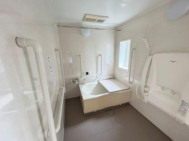 瀬戸２丁目　中古戸建　（リフォーム済）の浴室|1Ｆ