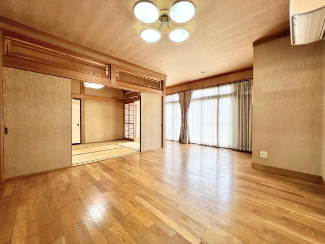 磐田市見付の居間・リビング|広々としたリビング♪
リビング横に和室があり、続き間として開放感あるスペースが確保できます
