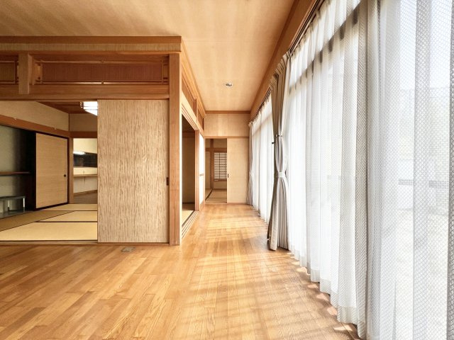 磐田市見付のその他|南には縁側があり、窓からはお部屋全体に暖かな光が届くような大きめの窓を設置