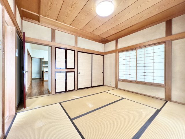 磐田市見付の和室|凛とした雰囲気の８帖和室。二面採光のお部屋は明るく風通しが良いです
