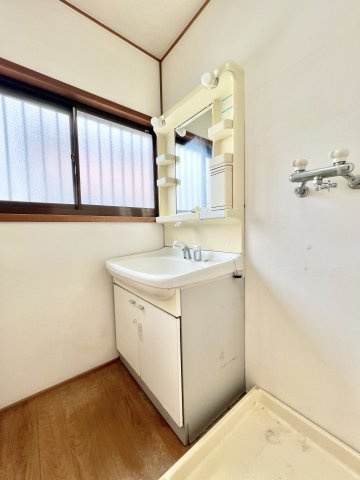 磐田市見付の洗面所|洗面室はゆとりの空間！
洗濯機を置いてもゆとりのスペース！