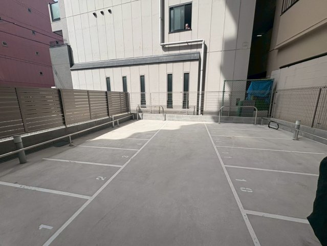 セレ二テフラン難波の駐車場