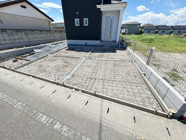 新築　佐波郡玉村町板井24-1期　LIGNAGE　2号棟の駐車場|現地写真　駐車スペースは並列3台分可能です！
