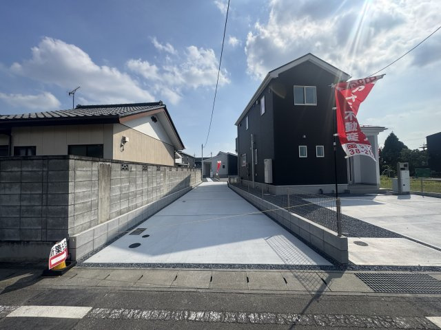 新築　佐波郡玉村町板井24-1期　LIGNAGE　3号棟の駐車場|現地写真　駐車スペースは縦列駐車で3台分可能です！

