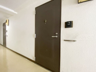 【その他共用部分】 | 皆様をお迎えする、お部屋の玄関ドア。開けやすさや開放角度、ドアノブの操作しやすさや鍵の形状などを、現地で一度ご確認ください。～即日のご見学可能～　お問合せはお気軽にどうぞ。
