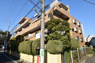 【外観】 | 青空によく映える建物です。手入れの行き届いた外壁やマンション正面エントランスなど、綺麗な姿をぜひ一度、現地にてご覧ください。～即日のご見学可能～　お問合せはお気軽にどうぞ。
