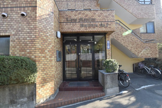 【エントランス】 | お客様を、そして住人を出迎えてくれるマンションのエントランス。ゴミが落ちていないことからも、管理状態の良さや住民の節度の高さが見て取れます。～即日のご見学可能～　お問合せはお気軽にどうぞ。
