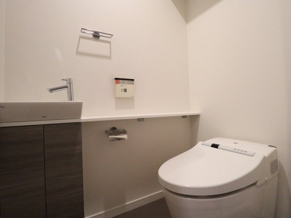 【トイレ】 | 【トイレ】水栓と一体になった手洗いボウルや吊戸棚もあり収納面も安心◎
