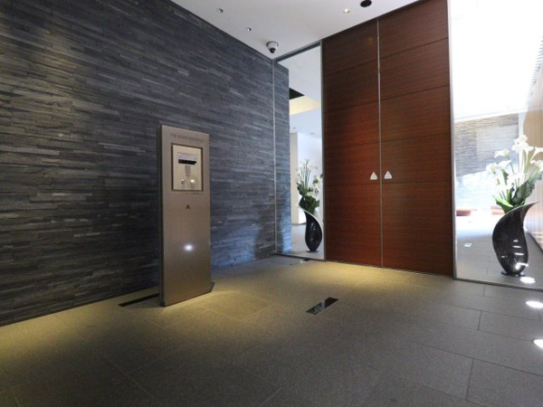 【エントランス】 | 【エントランス】風除室は全体的に落ち着いた雰囲気で、来る方を魅了します。